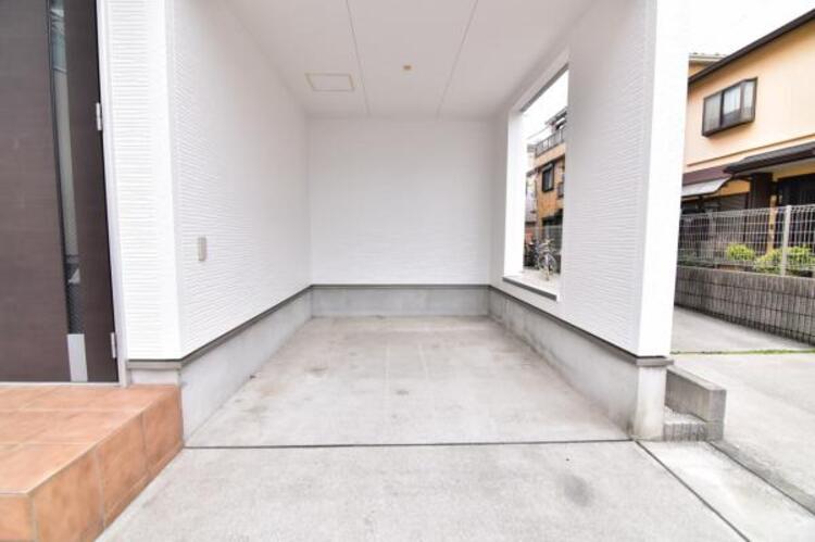 駐車場 玄関につながる駐車スペースなので重い荷物の出し入れの負担を最小限に抑えられます。小さなお子様も安心・安全の乗り降りが出来ますね。