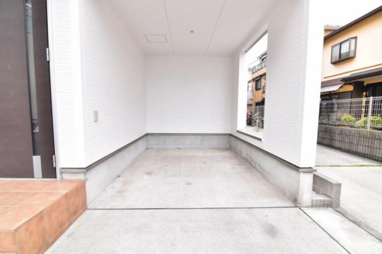 その他 敷地内にカースペースを確保。思い立ったらすぐにドライブを楽しめます。駐車場を借りる必要もないので、余分な出費を抑えることもできます。