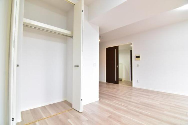 収納 クローゼットには棚やハンガーパイプが備えられているので、大切なお洋服にしわを付けずにそのまましまうことが出来ます。