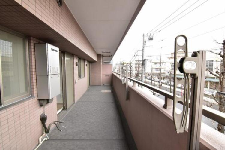 バルコニー 使い易いバルコニー。やわらかな陽射し・心地よい風。どこまでも広がる空の下、限りない開放感を味わえる空間です。