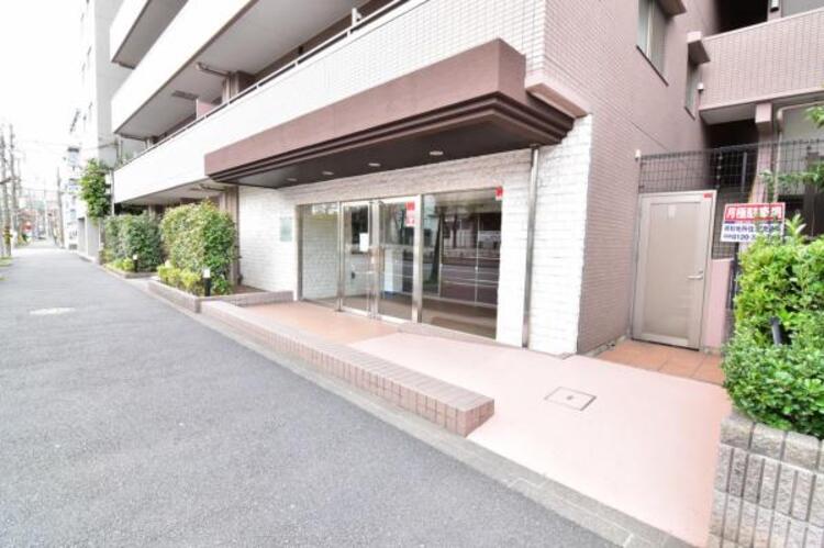 エントランス スタイリッシュなのはもちろん、質感があり、機能的でもあるエントランス。