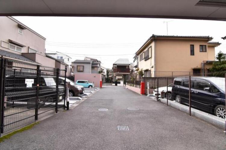 駐車場 マンションの敷地内に設けられた駐車スペースなので重い荷物の出し入れの負担を最小限に抑えられます。