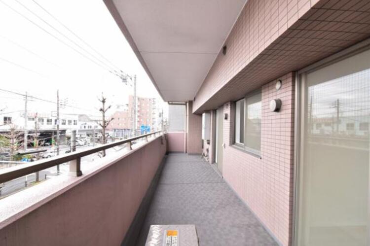 その他 バルコニー　心地よい風や陽光を楽しめるバルコニー。洗濯物を干すだけでなく、アイデア次第で多彩にお楽しみいただけます。