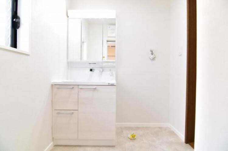 洗面 清潔感のあるワイドな洗面台は収納力もあり、いつでもすっきりとした洗面室に。 