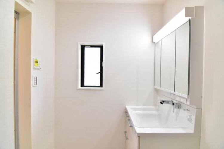 設備 朝の洗髪に便利なハンドシャワーを洗面化粧台に設置。伸び縮みするため化粧台を隅々まで洗え、いつでも清潔なパウダールームを保てます。