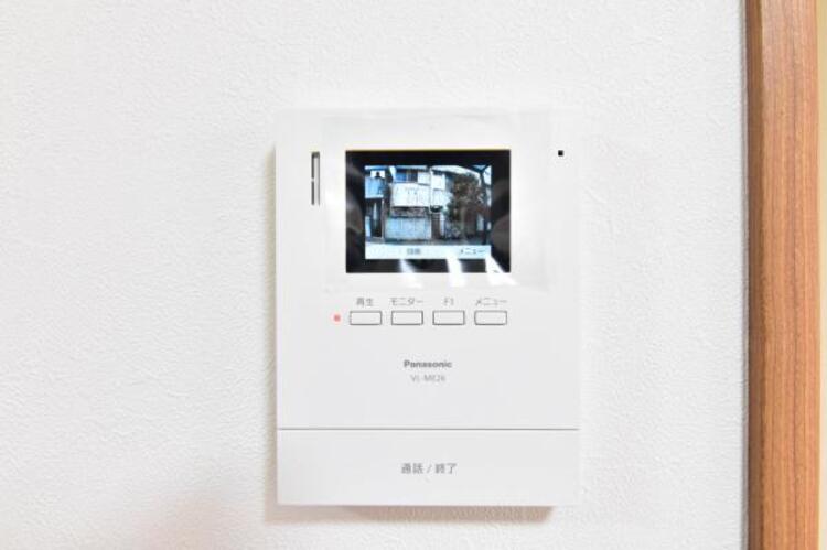 設備 来訪者を鮮明な画像で確認できるTVモニター付インターホン。夜間や天候の悪い日もしっかりとチェック。特に奥様やお子様だけでの在宅が多いご家族は必需品です。録画機能付きなら後からも確認できます。