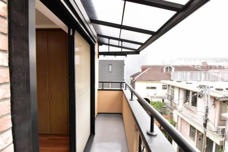 バルコニー 使い易いバルコニー。やわらかな陽射し・心地よい風。どこまでも広がる空の下、限りない開放感を味わえる空間です。 