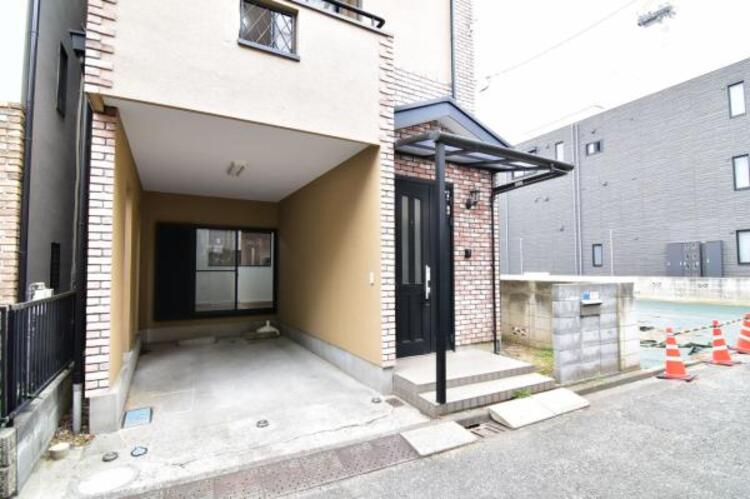 駐車場 玄関につながる駐車スペースなので重い荷物の出し入れの負担を最小限に抑えられます。小さなお子様も安心・安全の乗り降りが出来ますね。 