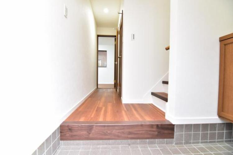 その他 一日の始まりと終わりはこちらの玄関から。今後ご家族の「行ってきます」「ただいま」が行き交う空間となるでしょう。 