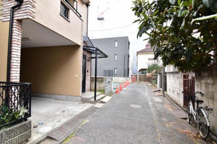 その他 前面道路は車通りの少ない道です。小さなお子様も安心してお過ごしいただけます。 