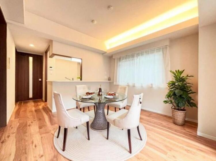 居間 リビング（配置してある家具はCGによるイメージです）LDK8.3帖（配置してある家具はCGによるイメージです。)　ご家族みなさんで寛げる空間をぜひ現地で体感してみてください。