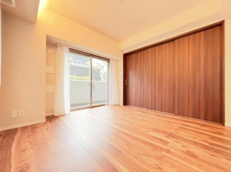 居間 LDK8.3帖　家族が集まるリビングゆったり空間に。明るい陽射しと風が入る窓配置が安らげる空間を演出します。