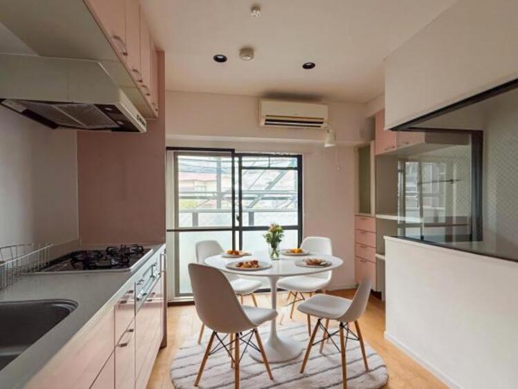 その他 （配置してある家具はCGによるイメージです。）ダイニングキッチンは日差しが心地良く家族団らんにピッタリな空間です。