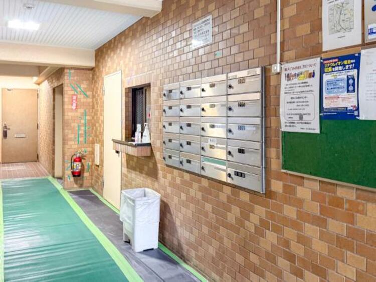 その他 エントランスに備え付けの郵便受けです。