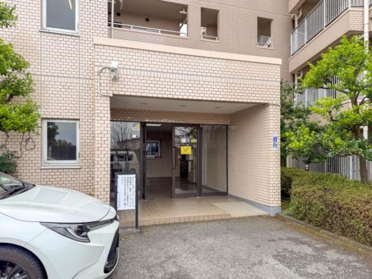 エントランス 住まいの顔ともいえるエントランスは、上品で洗練された印象に仕上がっています。