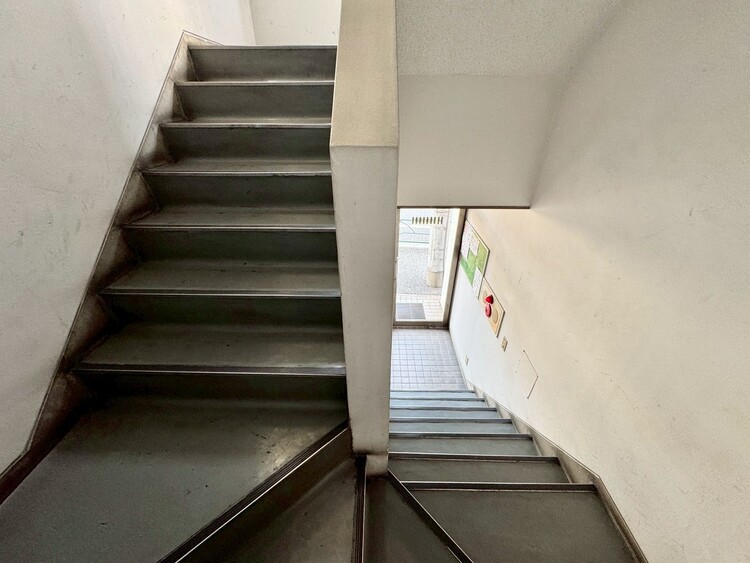 その他 共用部の階段です。明るく清潔に管理されています。