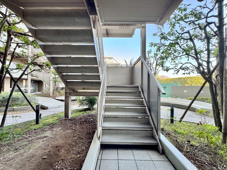 その他 共用部の階段です。明るく清潔に管理されています。