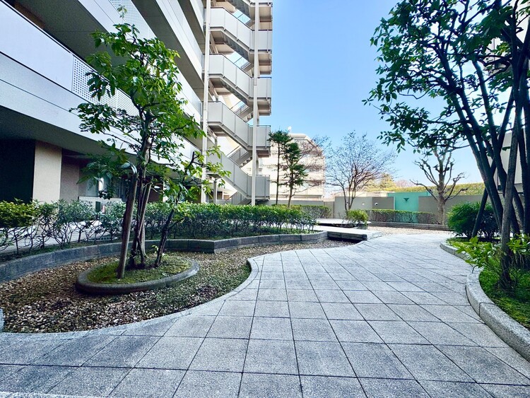 その他 マンションの敷地内には、中庭もございます。