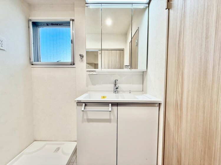 その他 清潔感を感じられる洗面化粧台。