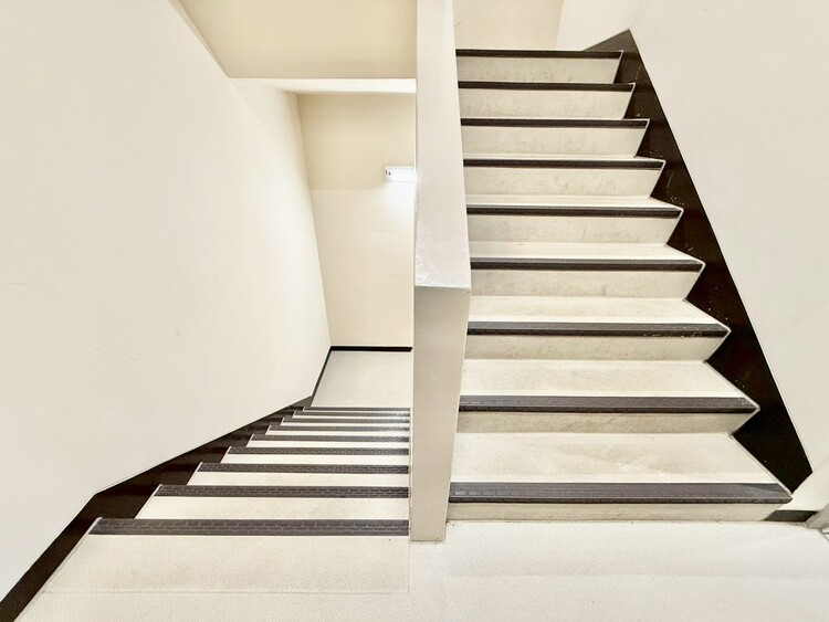 その他 共用部の階段です。明るく清潔に管理されています。