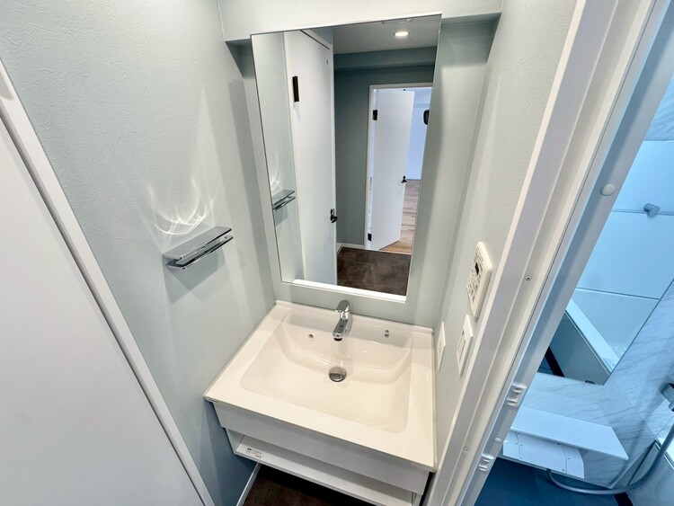 その他 清潔感を感じられる洗面化粧台。