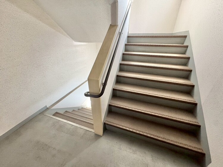 その他 共用部の階段です。明るく清潔に管理されています。