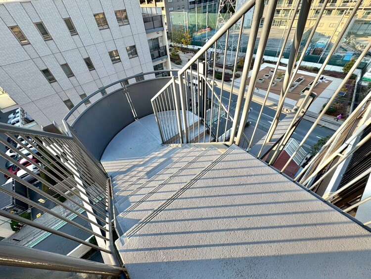 その他 共用部の階段です。明るく清潔に管理されています。