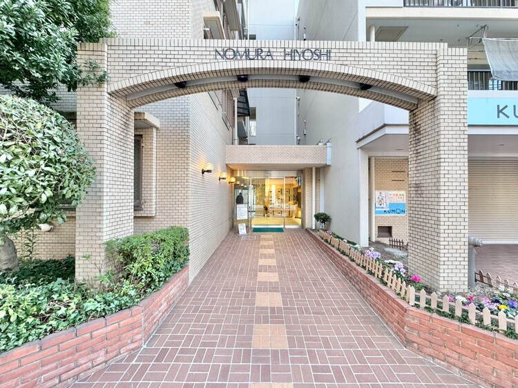 その他 上質感漂う玄関アプローチです。