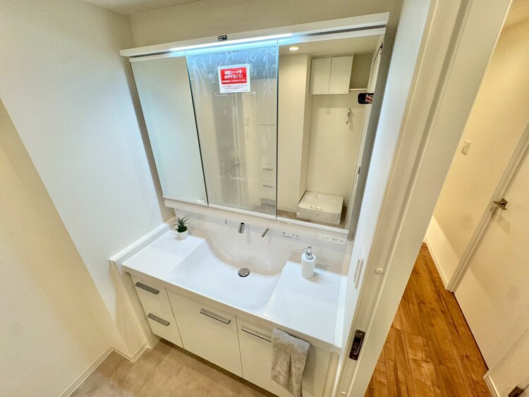 その他 清潔感を感じられる洗面化粧台。