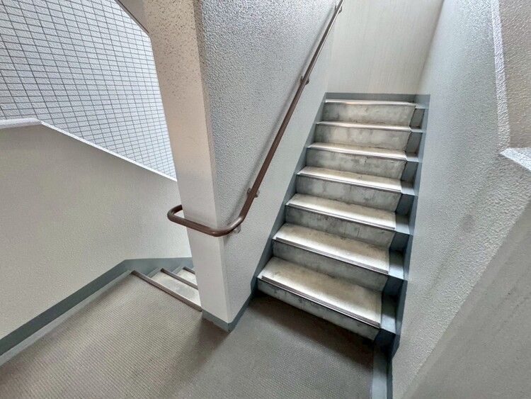その他 共用部の階段です。明るく清潔に管理されています。
