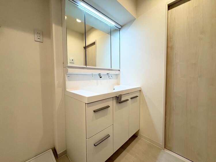 その他 清潔感を感じられる洗面化粧台。