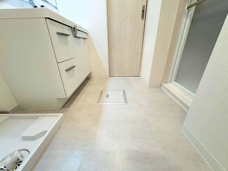 その他 十分な広さの脱衣所。