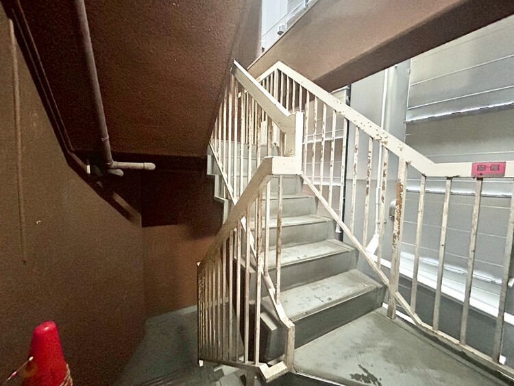 その他 共用部の階段です。明るく清潔に管理されています。