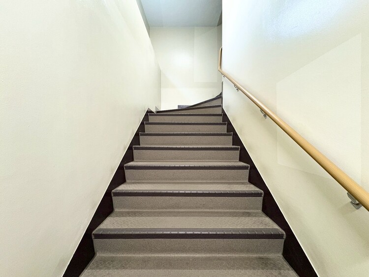 その他 共用部の階段です。明るく清潔に管理されています。