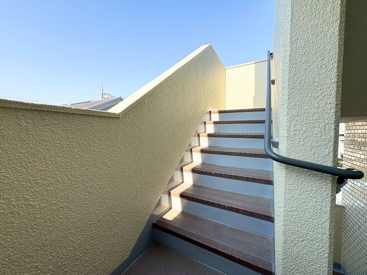その他 共用部の階段です。明るく清潔に管理されています。