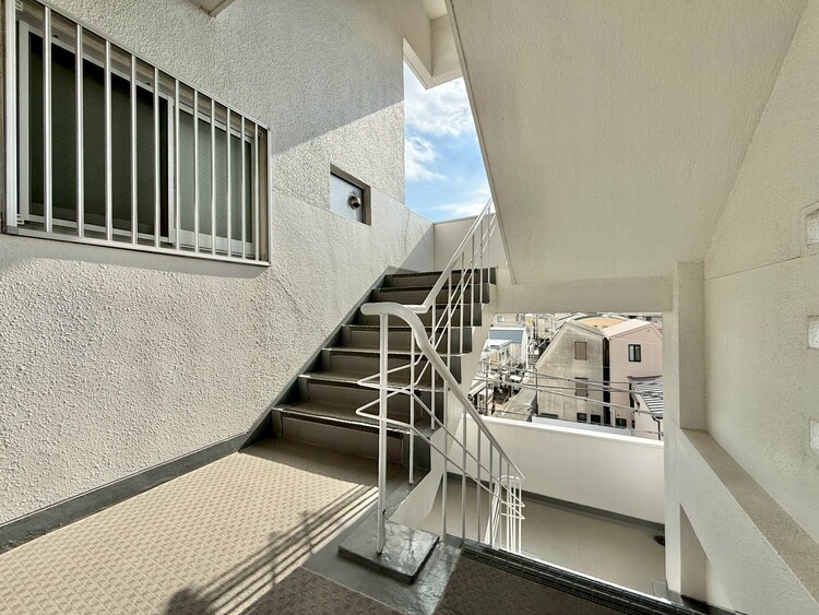 その他 共用部の階段です。明るく清潔に管理されています。