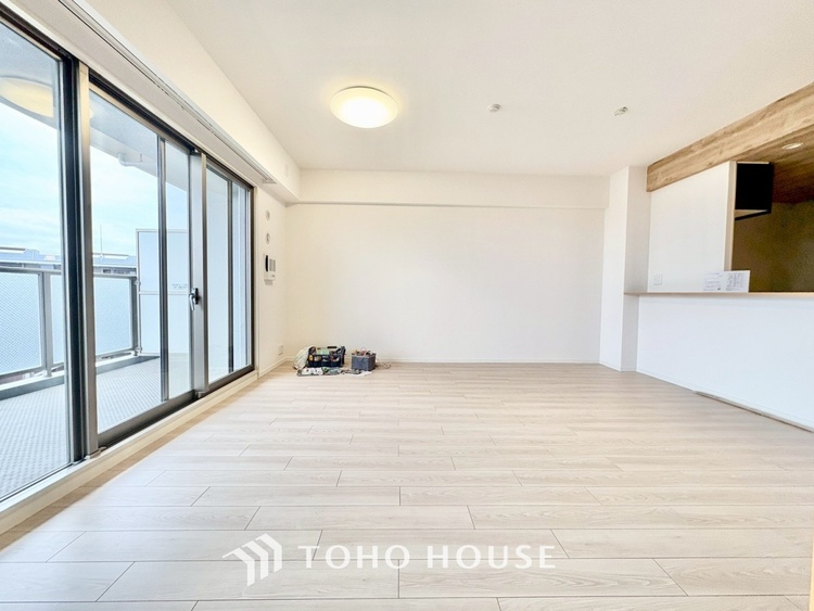 内装 ◆サンサンと◆差し込む太陽の光がこのリビングに笑いをもたらす.