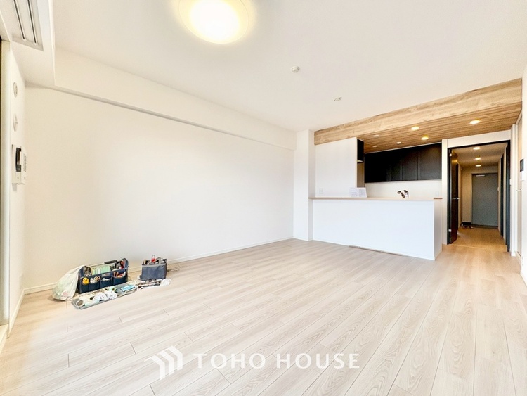 内装 ここはみんなが集い、食事と楽しい会話が始まる場所。話に夢中になりすぎて、ついつい時を忘れ、夜半過ぎになってしまう。そんな束の間の幸せを感じさせてくれます。