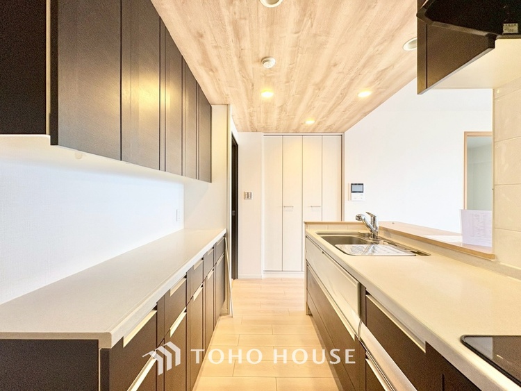 キッチン 手元の収納から、足元の収納までが全てスライド式で、奥のスペースまで有効に活用できます。奥まで上から見渡せるので、たまにしか使わない調理器具もサッと取出せます。