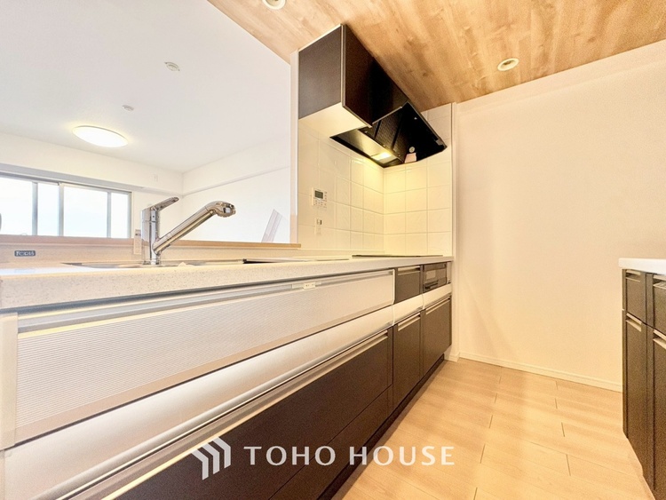 キッチン ◆愛育◆キッチンは家族の絆を育む大切な空間。シンプルで使い易いSystemKitchenで愉しく作る料理は愛情のある美味しいご馳走に。家族で使える広々としたダイニングキッチンです。