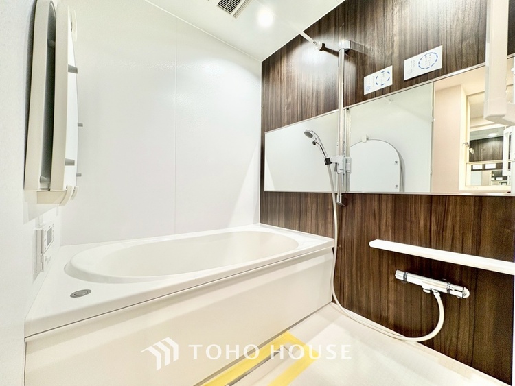 風呂 【浴室】《一日の疲れを落としてくれる場所は、落ち着く場所でなければならない》　高級感溢れるカラーと大きさ・柔らかな曲線で構成された半身浴も楽しめるバスタブが心地よさをもたらします。