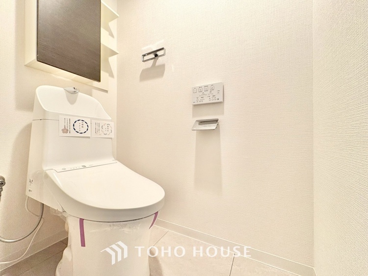 トイレ 清潔感あるホワイト調のクロスと温もり溢れるモダンカラーの床材が見事に調和した本邸宅は、毎日の生活を少しでも快適に過ごして頂ける様に落ち着いた雰囲気作りから行っています。
