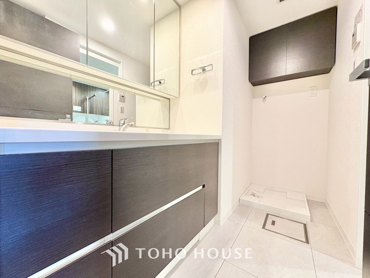 洗面 気持ちの良い朝をつくりだし、夕方には笑顔を取り戻させてくれるミラー。パウダールームはいつでも本来の自分を取り戻せる空間。明るく仕上げてあります。