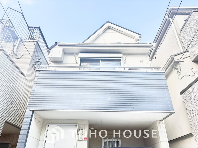 外観 窓を開けベランダに出ると当所なく広がる街と空のスクリーン。風が凪ぎ一時停止する目の前の画面の中、僕は一体何を考えていたのだろう。牧歌な街並みが僕を穏やかにさせてくれる。