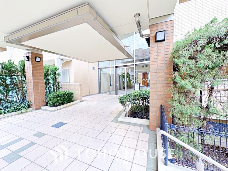 玄関 【浴室】《一日の疲れを落としてくれる場所は、落ち着く場所でなければならない》　高級感溢れるカラーと大きさ・柔らかな曲線で構成された半身浴も楽しめるバスタブが心地よさをもたらします。