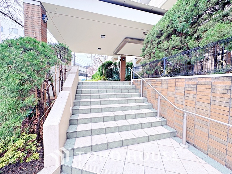 エントランス 風の通り道。舞い込んでくる風が優しく躍り、室内に爽やかな空気を運んでくる。そこに季節の息吹を感じて、いまがどんな季節なのかを実感する。