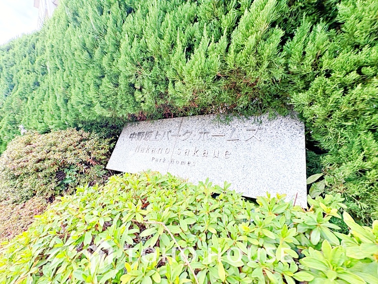 エントランス ◆瀟洒な空間◆落ち着きのある彩が見事に調和させた瀟洒な空間を演出。ここに集まる家族の会話と笑顔が絶え間なく続く幸せな空間。