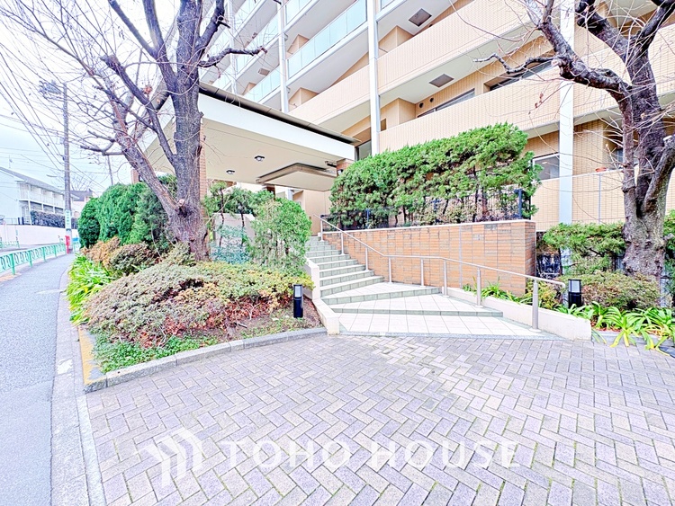 その他 【living】居心地のいい暮らしには欠かせない眩い採光。ゆったりとした幅の窓からこの空間に降り注ぐ採光が絶えない。明るいリビングこそ居心地のいい暮らしが待っているのだと思う。