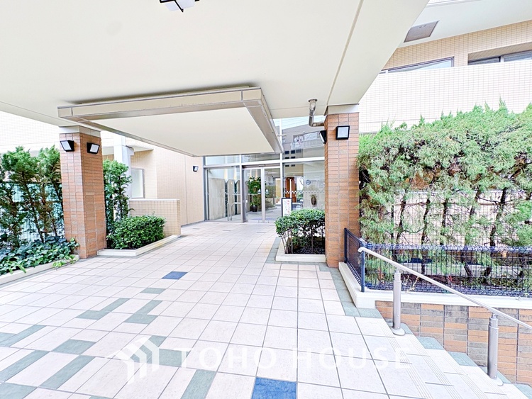 その他 清潔感あるホワイト調のクロスと温もり溢れるモダンカラーの床材が見事に調和した本邸宅は、毎日の生活を少しでも快適に過ごして頂ける様に落ち着いた雰囲気作りから行っています。