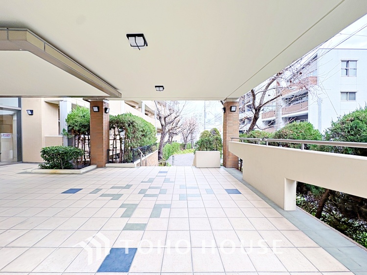 その他 ◆サンサンと◆差し込む太陽の光がこのリビングに笑いをもたらす。ソファの上のクッションがポカポカした暖気にぬくぬくと微睡んでいる。